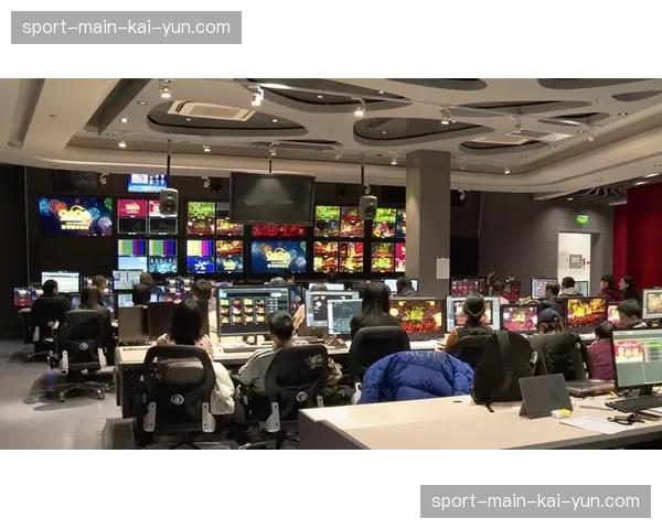 直播间中控台正在实现导播信号与商品上架的同步操控